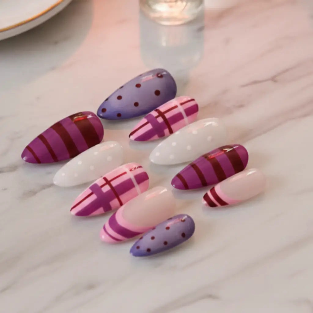 Press-on nails Plum Chic violet, rose et bordeaux avec motifs géométriques - rayures, carreaux et pois.