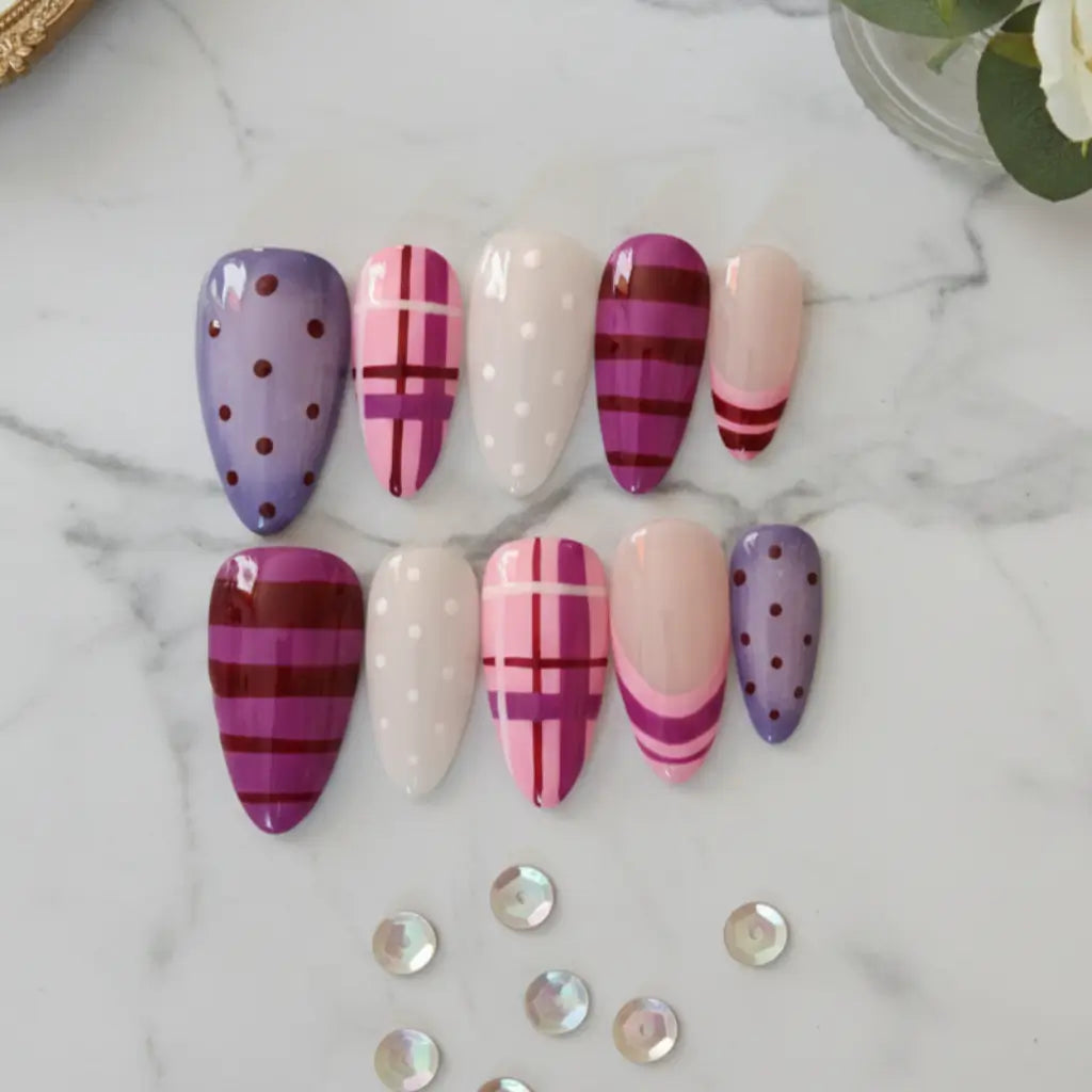 Press-on nails Plum Chic portés - design géométrique violet, rose et nude, fabrication artisanale française.
