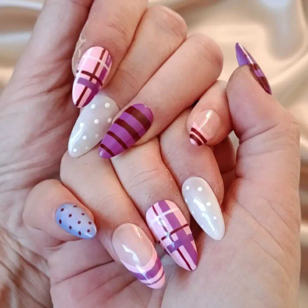 Faux ongles réutilisables Plum Chic - tons violet, rose et bordeaux avec carreaux, rayures et pois blancs