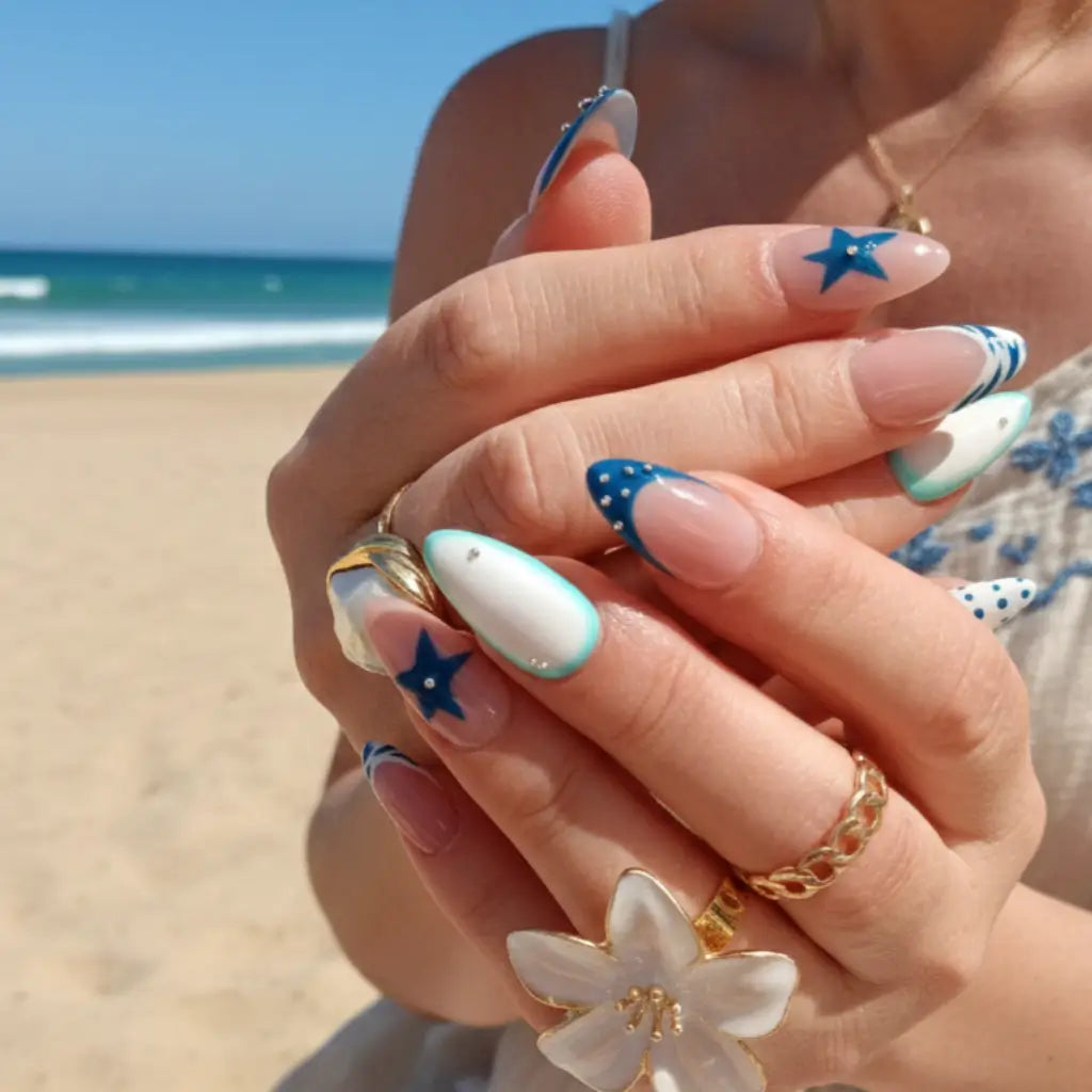 Détail des press-on nails Riviera Bleue : étoiles de mer bleues avec strass, french turquoise, pois et rayures marinière.