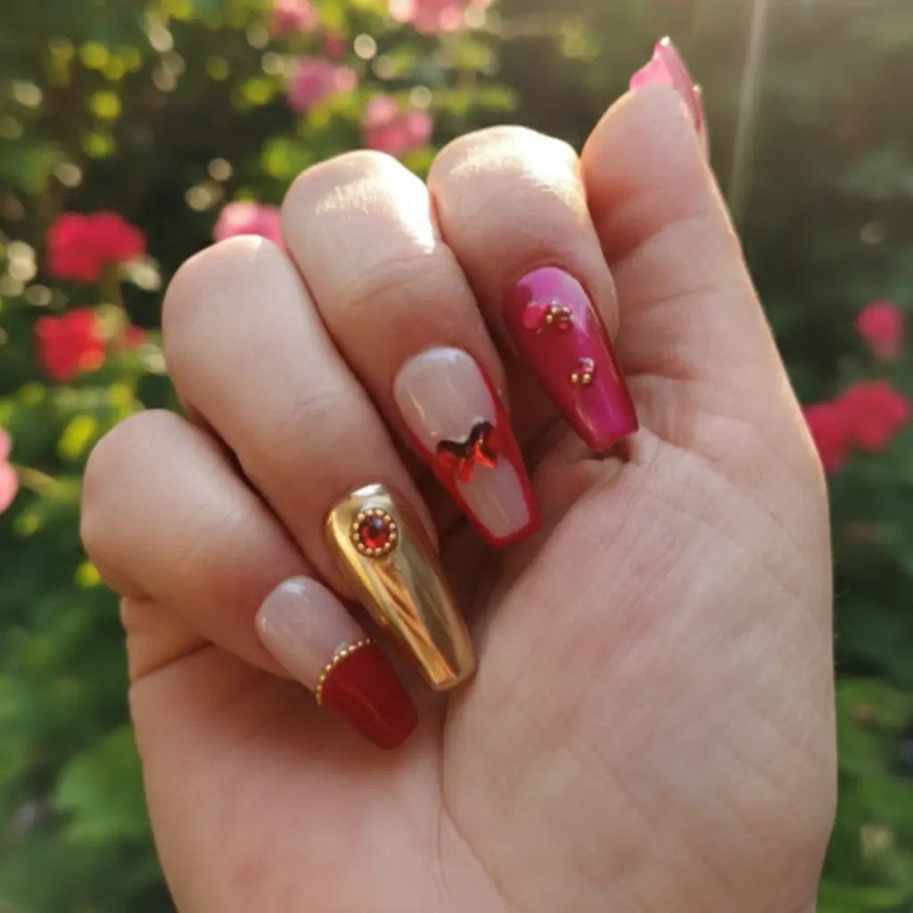 Manucure press-on Royal Garnet rouge grenat portée, faux ongles élégants faits main en France.