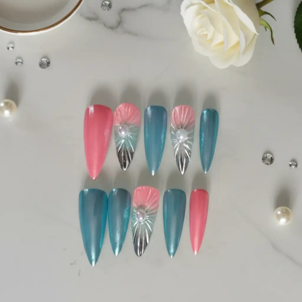 Press-on nails Sinay set complet - 24 faux ongles stiletto bleu turquoise et rose avec effet 3D coquillage sur marbre.