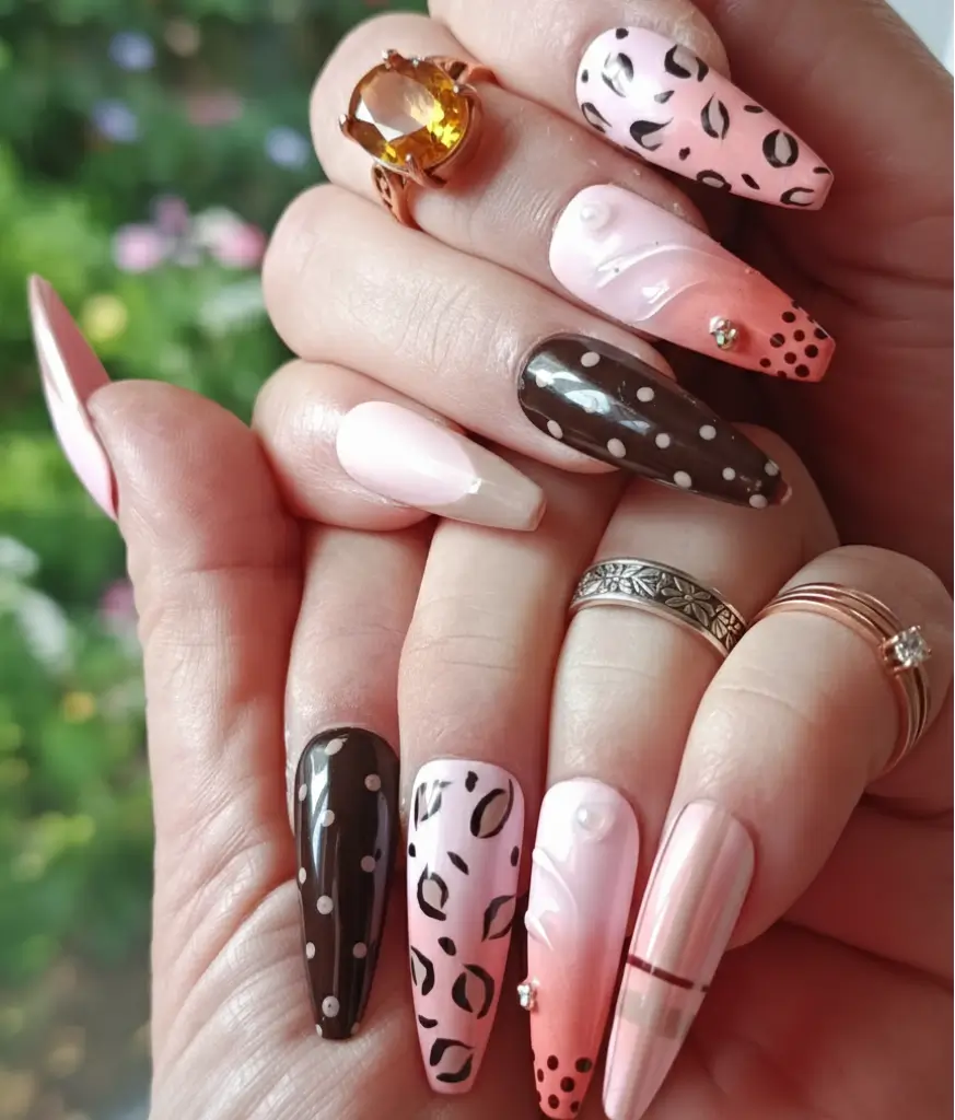 Faux ongles Vibes Only fabriqués en France - design léopard nude et marron - vue portée avec bague.
