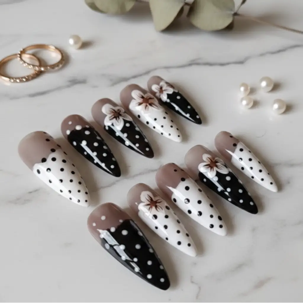 Faux ongles réutilisables noir et blanc à pois et fleurs sur marbre - accessoires dorés - Nail'Style