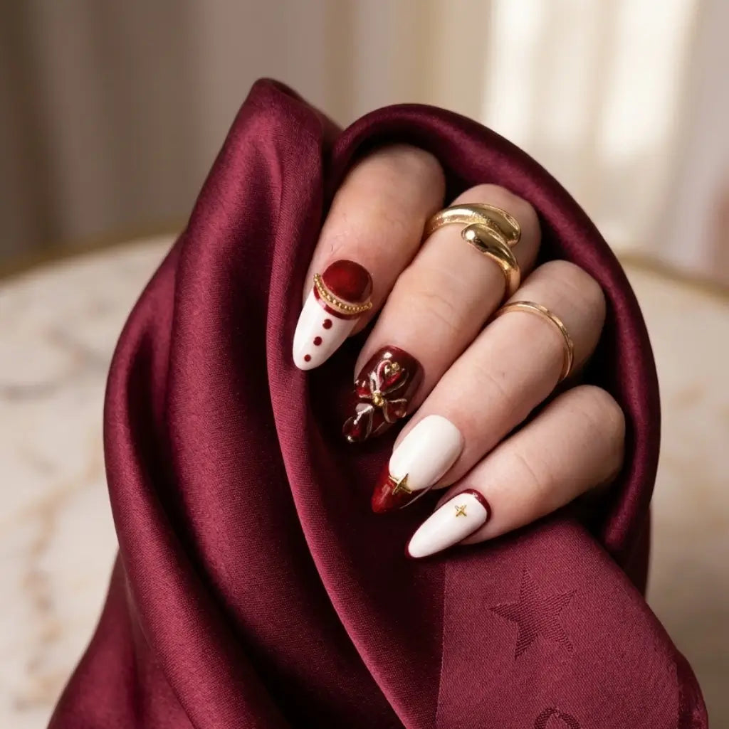 Press-on nails Velvet Rouge – ongles amande bordeaux et ivoire avec nœud 3D doré et chaîne dorée, faux ongles artisanaux.
