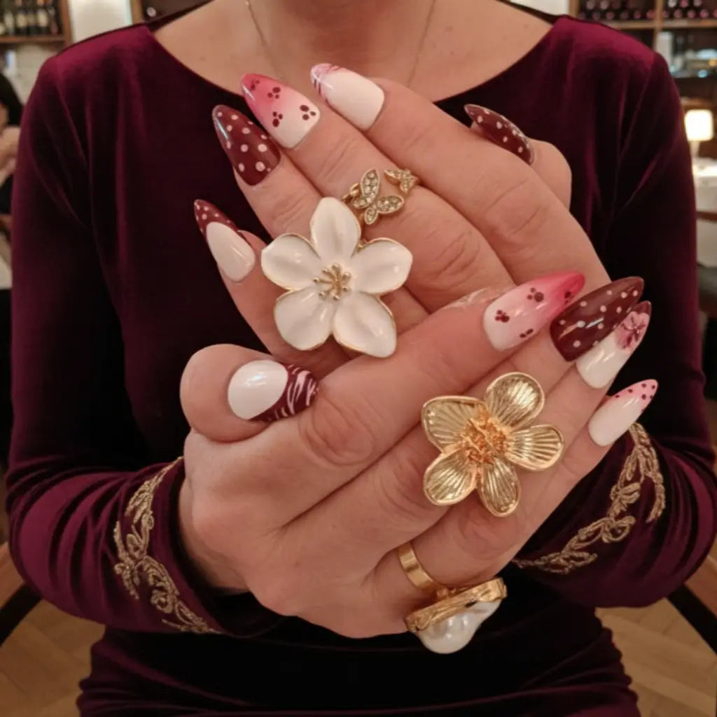 Ongles bordeaux sur une base nude, design polka dots et fleur 3D. Made in France.