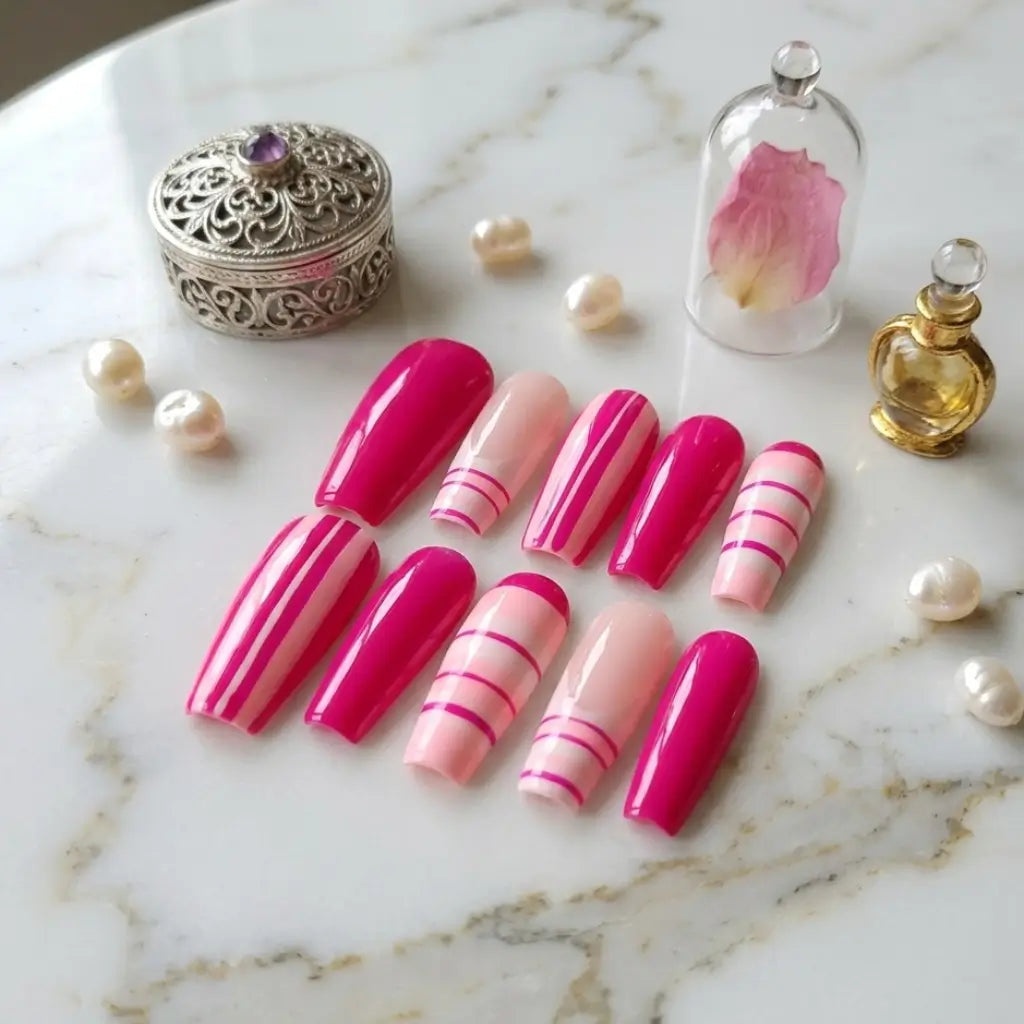 Set complet de 10 faux ongles réutilisables Candy Line motif rayures rose et blanc, forme coffin longue.