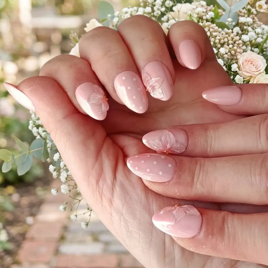 Faux ongles Douceur d'Ange manucure complète - press-ons rose nude avec fleurs blanches en relief et pois - qualité premium made in France.