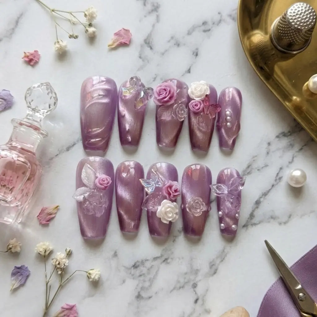 Faux ongles réutilisables violet prune avec roses 3D blanches et papillon argenté - forme cercueil - Nail'Style.
