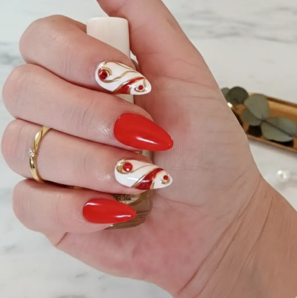 Press-on nails Mélodia rouge vermillon avec motifs ondulés nude et strass, forme amande