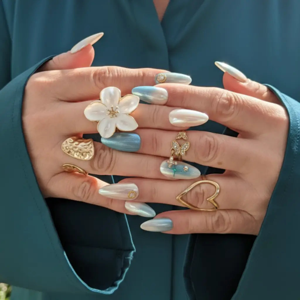 Faux ongles réutilisables Perle de Ciel avec nacre et strass dorés - set complet de 10 ongles.