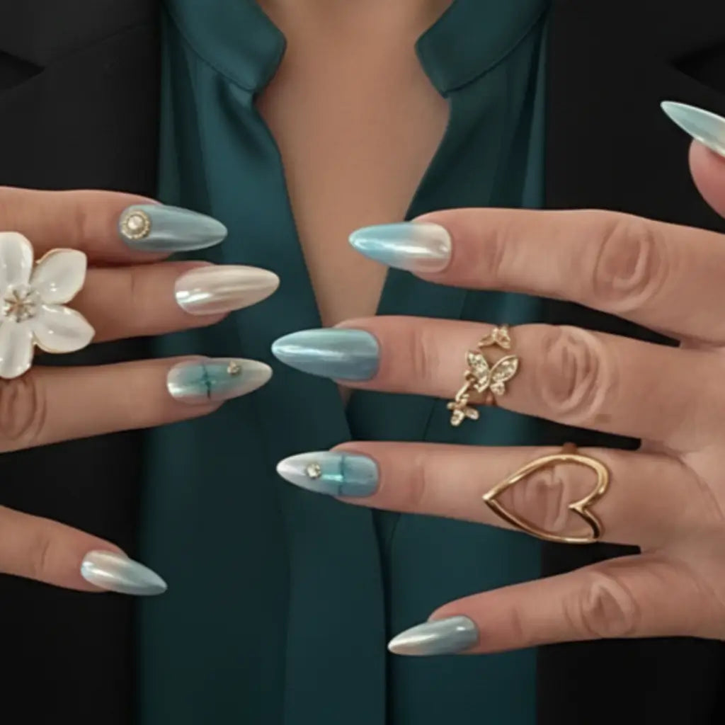 Press-on nails Perle de Ciel bleu ciel et blanc nacré avec strass - vue portée des deux mains.
