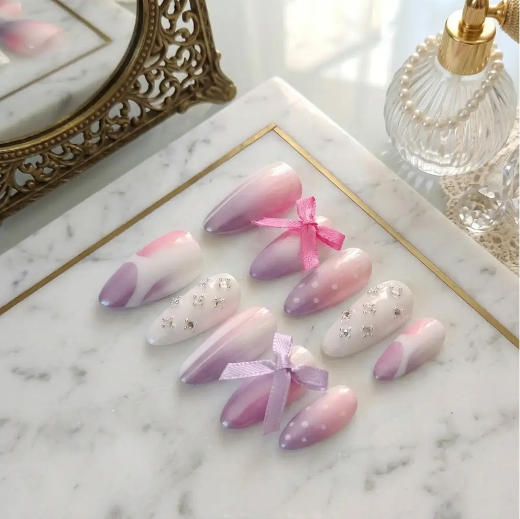 Collection Ruban Précieux faux ongles - Press-on nails premium rose violet blanc nœuds délicats.