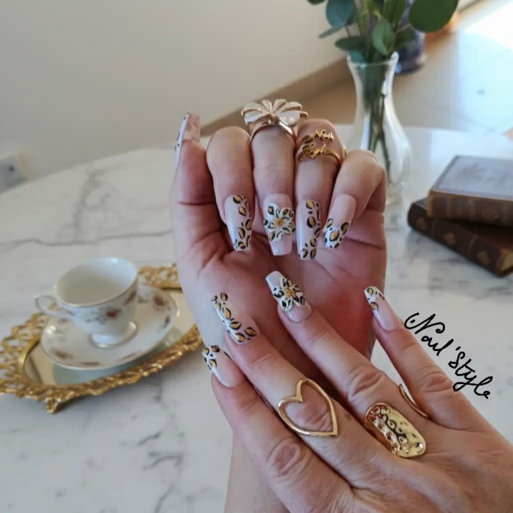 Faux ongles réutilisables Safari Petals design léopard et fleurs dorées, french manucure nude, fabriqués en France - Nail'Style.