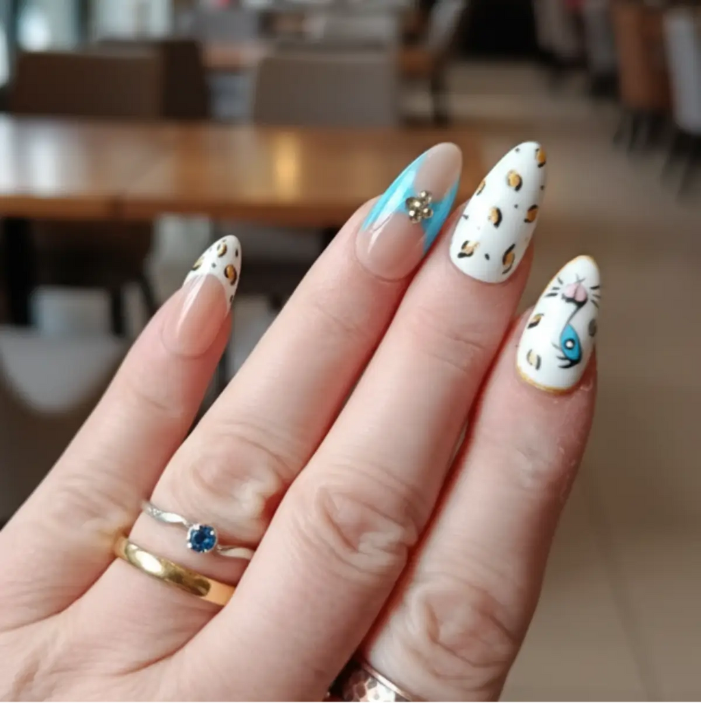 Set de faux ongles press-on amande tigre blanc et bleu, motifs léopard dorés et visage de chat peint à la main