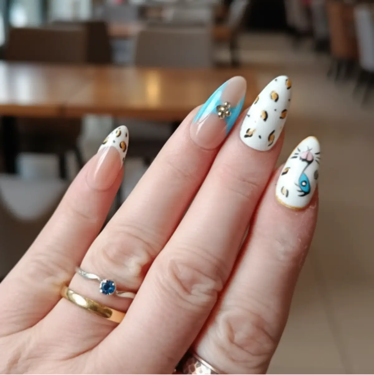 Set de faux ongles press-on amande tigre blanc et bleu, motifs léopard dorés et visage de chat peint à la main
