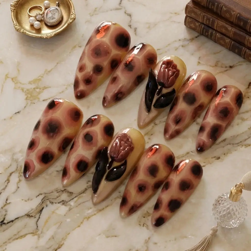 Faux ongles design léopard cat eyes réhaussé d'une rose. Forme stiletto long. Made in France.