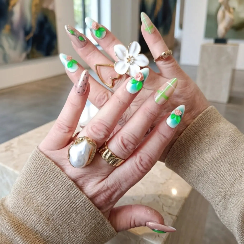 Press-on nails Jardin d'Antan forme amande - roses 3D et feuilles vertes sur base nude et bleu pastel