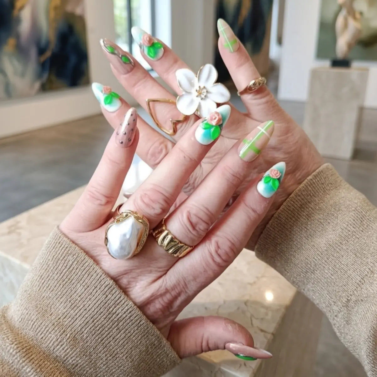 Press-on nails Jardin d'Antan forme amande - roses 3D et feuilles vertes sur base nude et bleu pastel