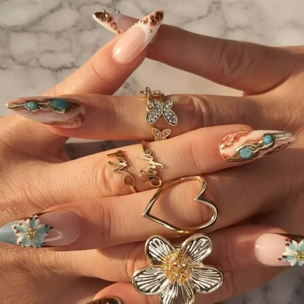 Press-ons Layna Nail'Style - design élégant avec fleurs turquoise et bijoux dorés