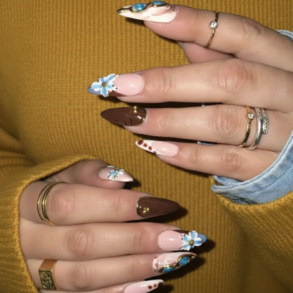Faux ongles press-on Layna - stiletto nude et marron avec fleurs bleues turquoise et strass dorés