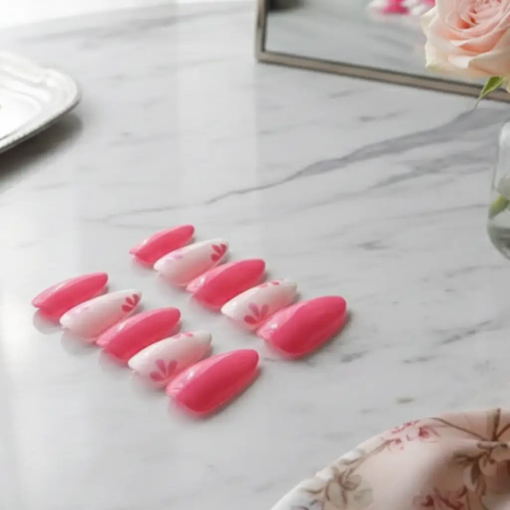 Détail des faux ongles Lily Blossom montrant les fleurs artisanales et les nuances romantiques - livraison France