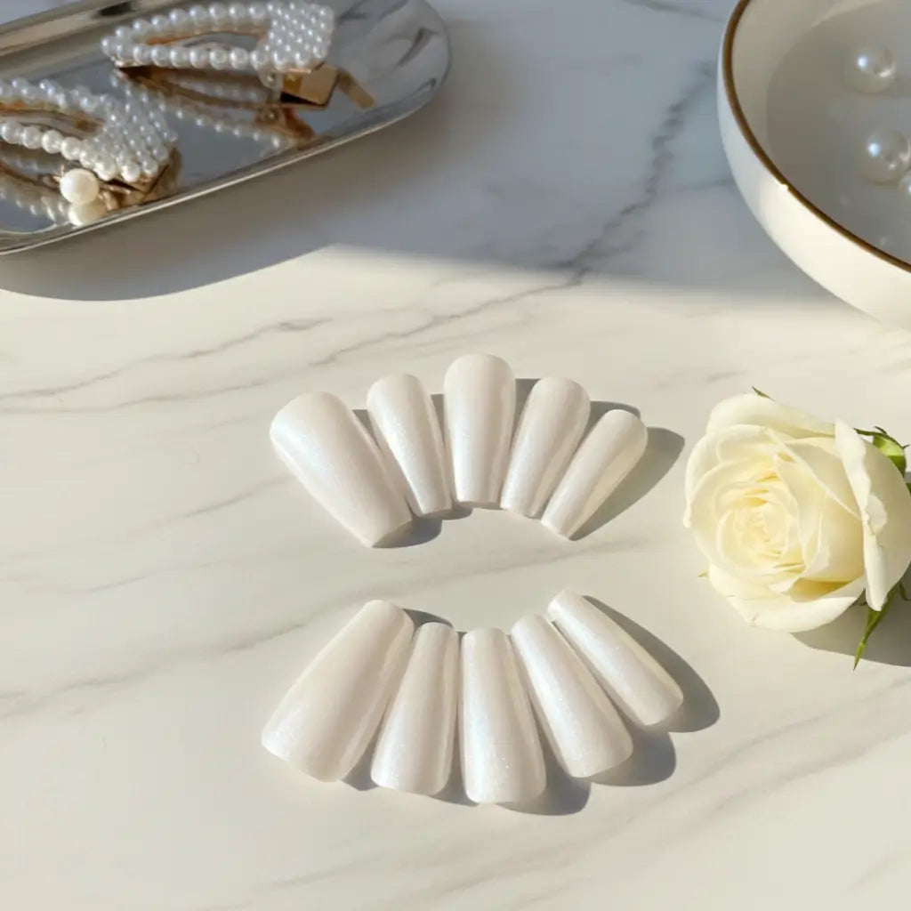 Set complet de 10 press-on nails Perle de Lune - blanc nacré forme coffin, fabrication artisanale française.