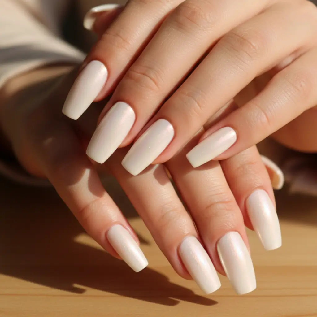 Faux ongles Perle de Lune portés - blanc nacré lumineux forme coffin, finition iridescente, Nail'Style.