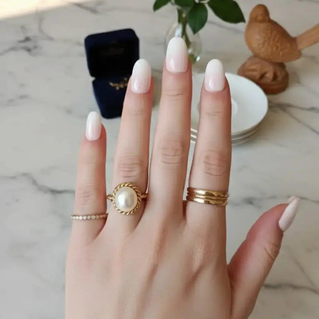 Faux ongles Perlina - Baby boomer élégant avec dégradé rose et blanc, ornés de perles