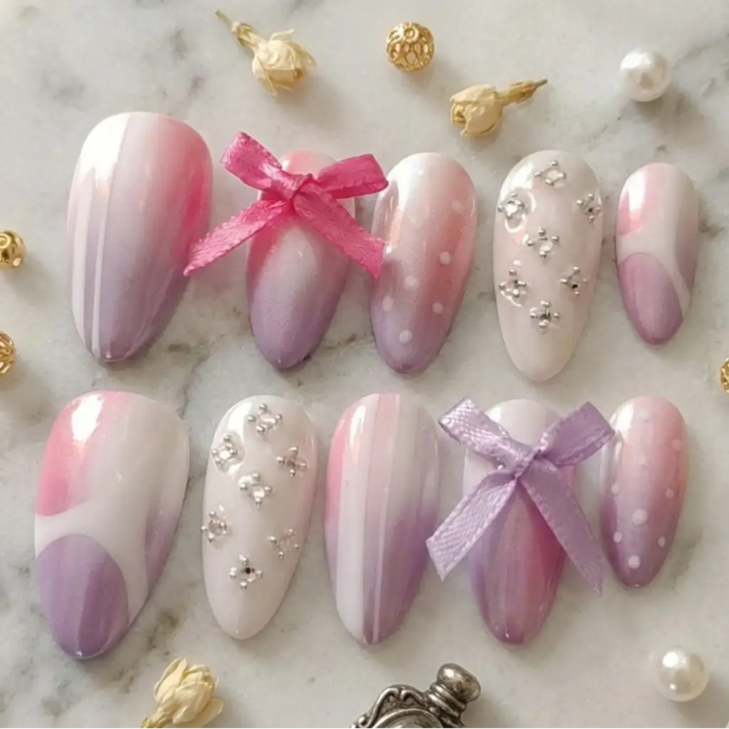 Set complet faux ongles Ruban Précieux - 10 press-ons amande rose violet blanc nœuds strass.