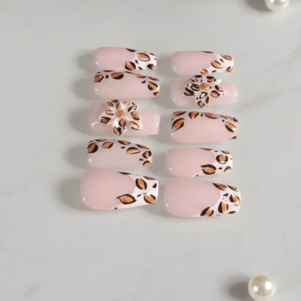 Set complet 10 faux ongles Safari Petals motif léopard french nude, forme coffin moyen, qualité salon réutilisable - Made in France