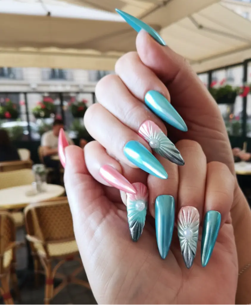 aux ongles Sinay stiletto fabriqués en France - vue portée avec design coquillage rose et bleu turquoise.