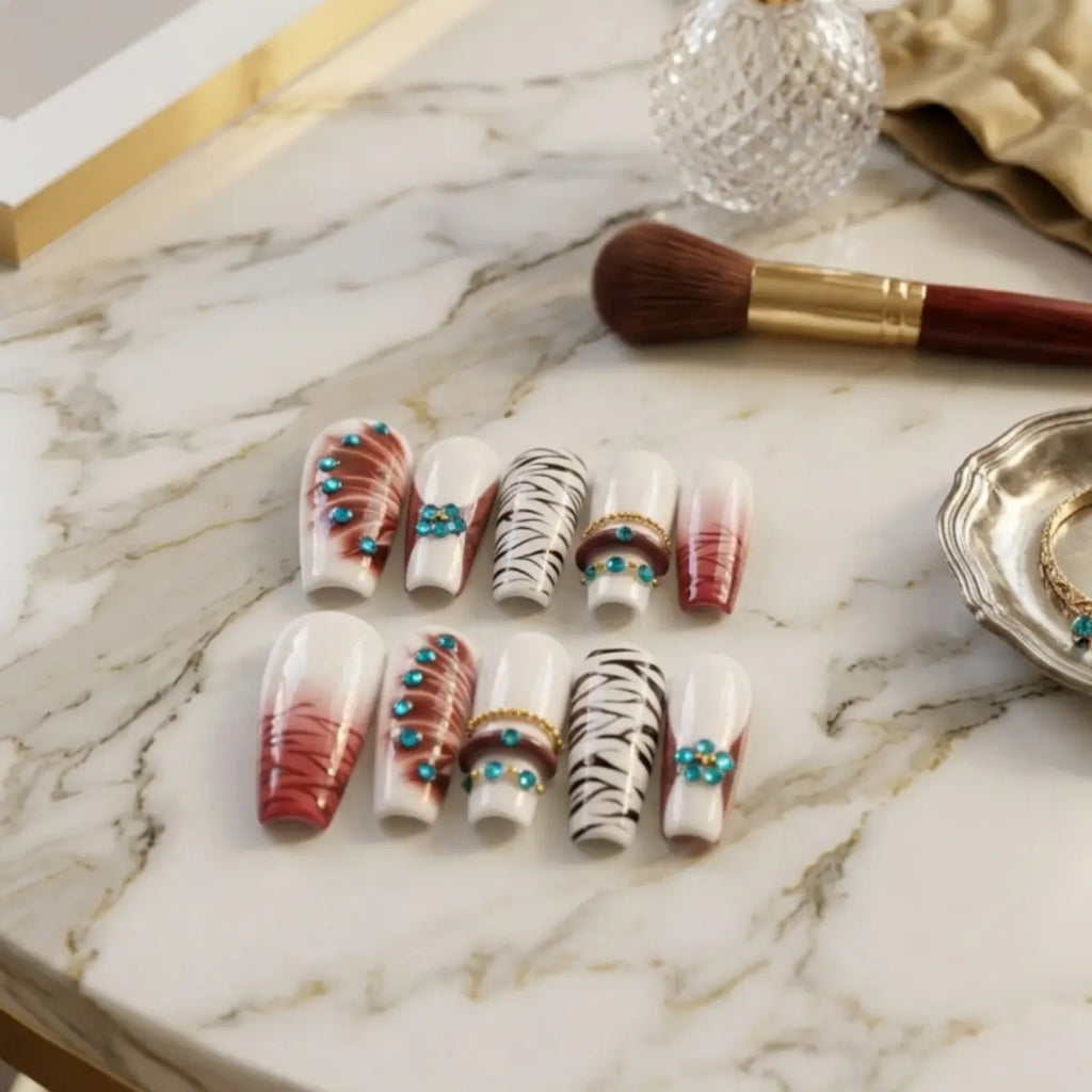 Faux ongles blanc tigre portés avec bague fleur