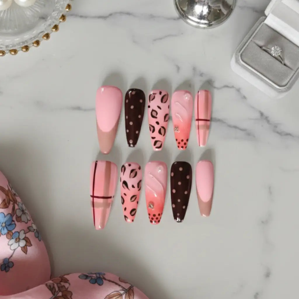 Press-on nails Vibes Only marron et nude - set complet de 24 faux ongles stiletto sur marbre