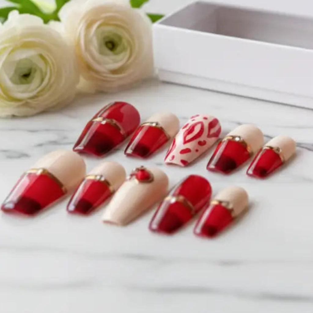 Press on nails aux designs lèvreset coeurs 3D, effet chrome doré, de forme coffin moyen.