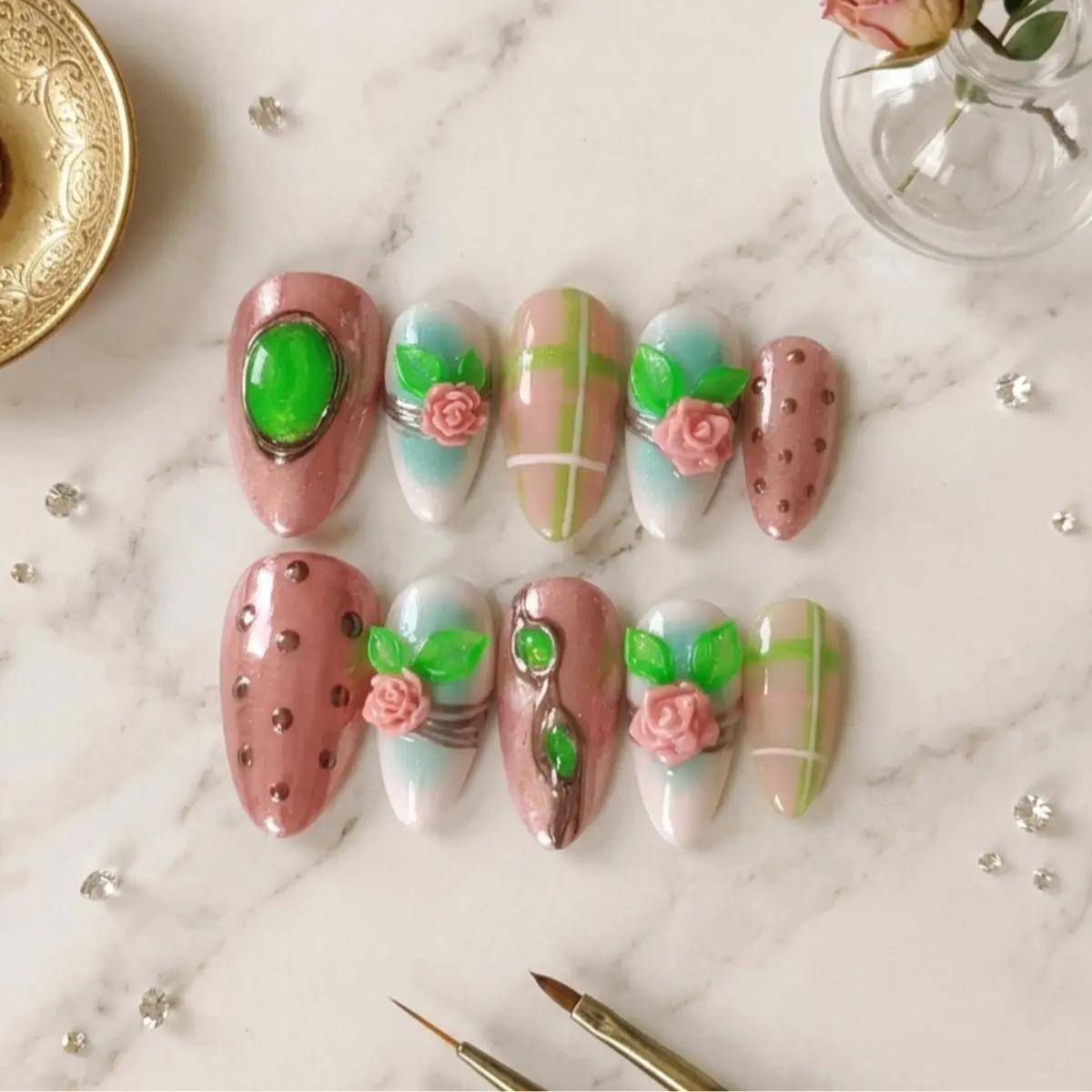 Set de faux ongles artisanaux Jardin d'Antan - nail art floral vert et rose, ornements chromés dorés - fabriqués en France