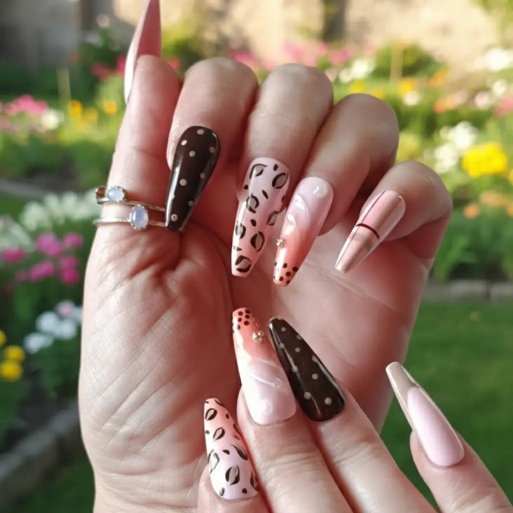 Press-on nails Vibes Only motif léopard rose et marron avec pois sur fond nude - vue portée.