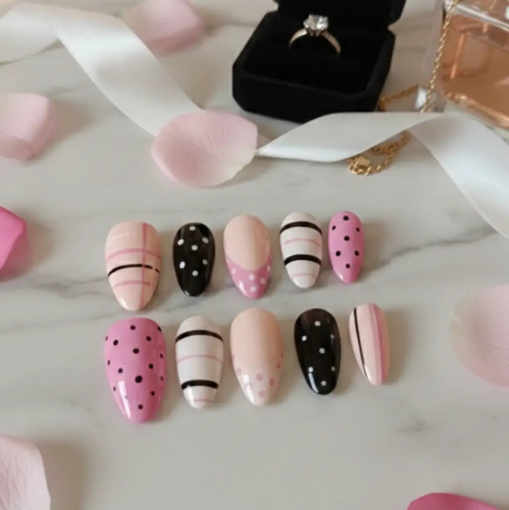 Faux ongles réutilisables made in France - design rose poudré et noir à pois - Nail'Style