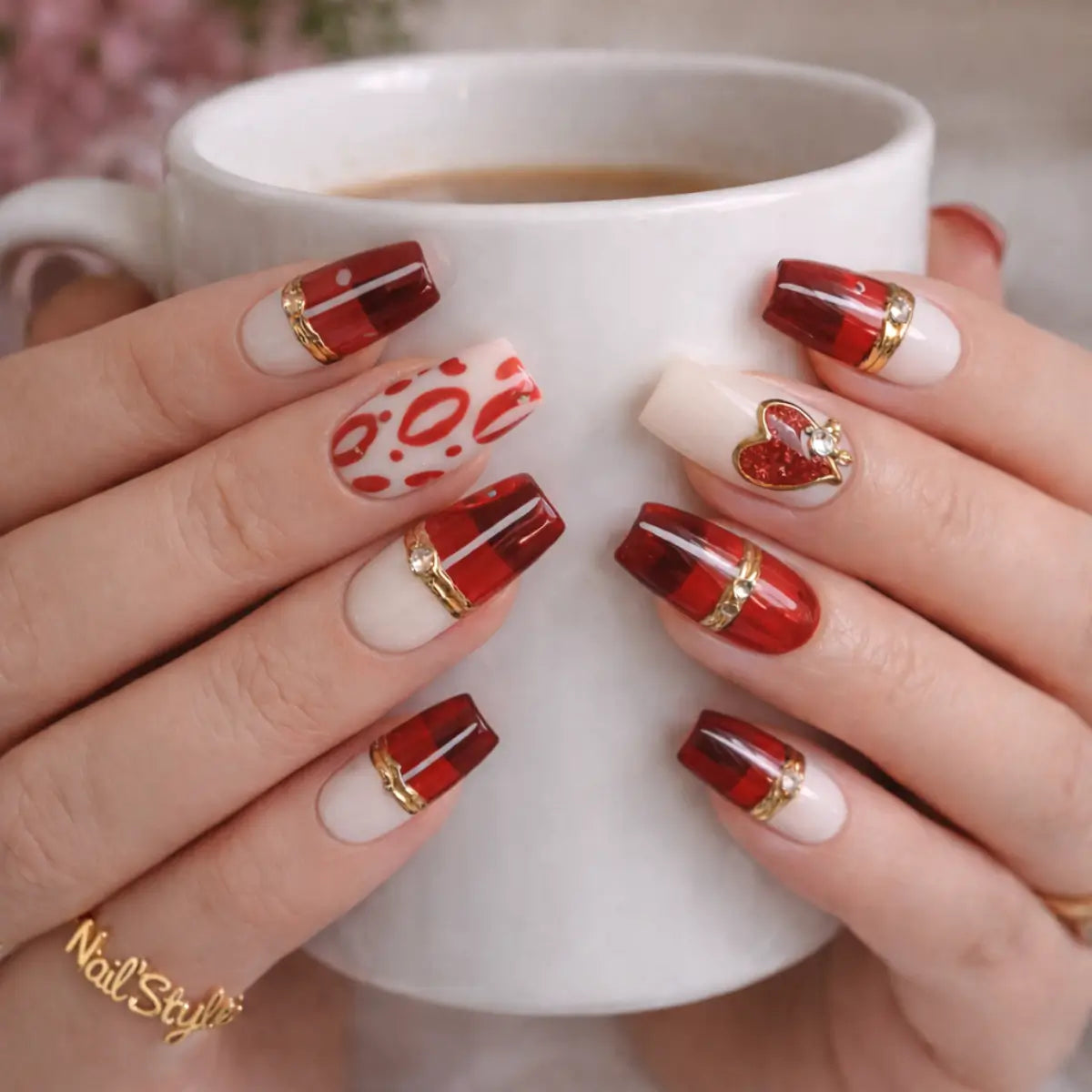 Vue des faux ongles de forme coffin sur mains. Livraison partout en France.