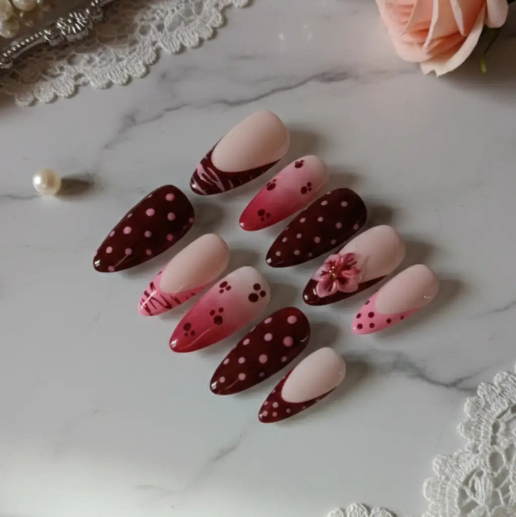 Set complet de faux ongles bordeaux et rose avec motifs pois, rayures et fleur 3D, réutilisables. Forme Amande.