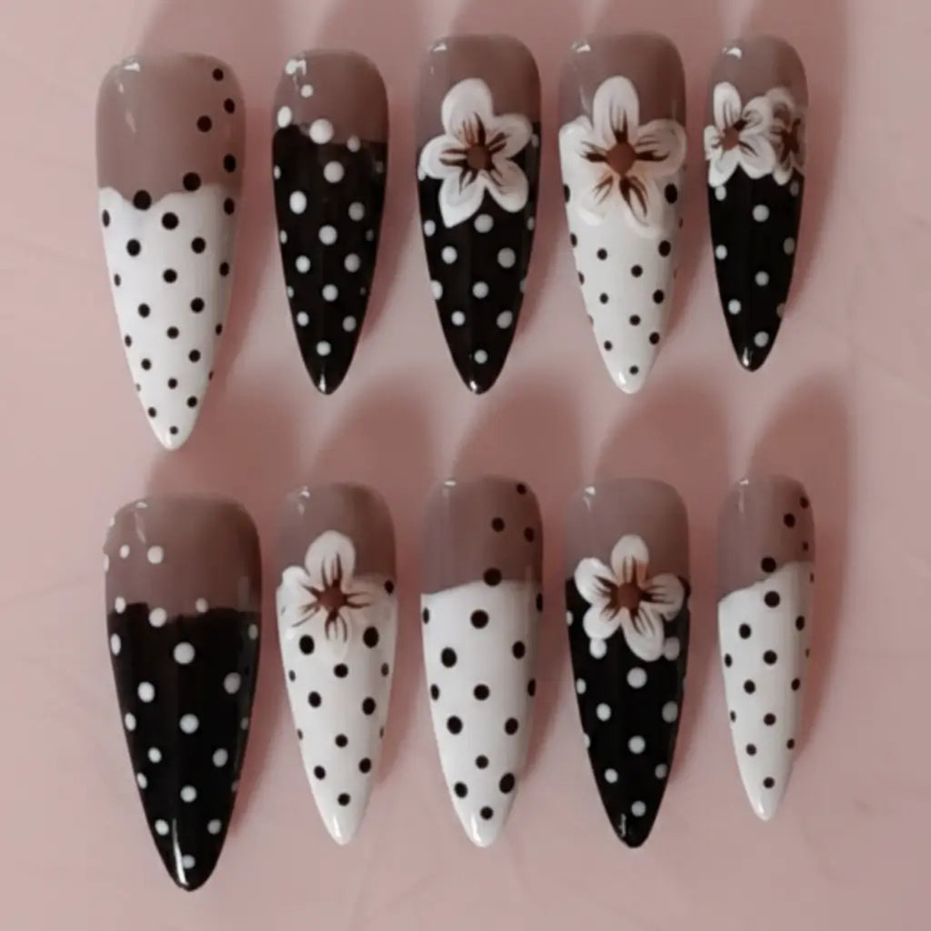 Faux ongles réutilisables made in France noir et blanc à pois et fleurs - forme stiletto - Nail'Style