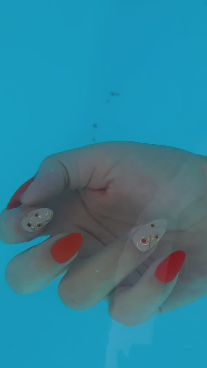 Mélodia faux ongles rouge et or avec strass rouges